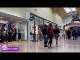 girls in leggings spying in a shopping center